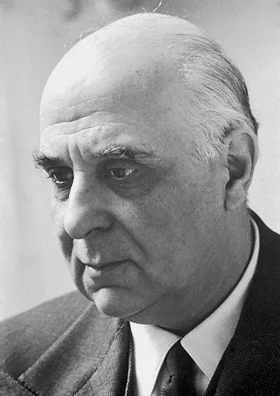 Ο Γιώργος Σεφέρης σε ασπρόμαυρο πορτρέτο από τη χρονιά της βράβευσής του με το Νόμπελ.