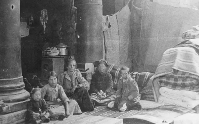 Πρόσφυγες από τη Μικρά Ασία σε οικισμό της Θεσσαλονίκης τη δεκαετία του 1920