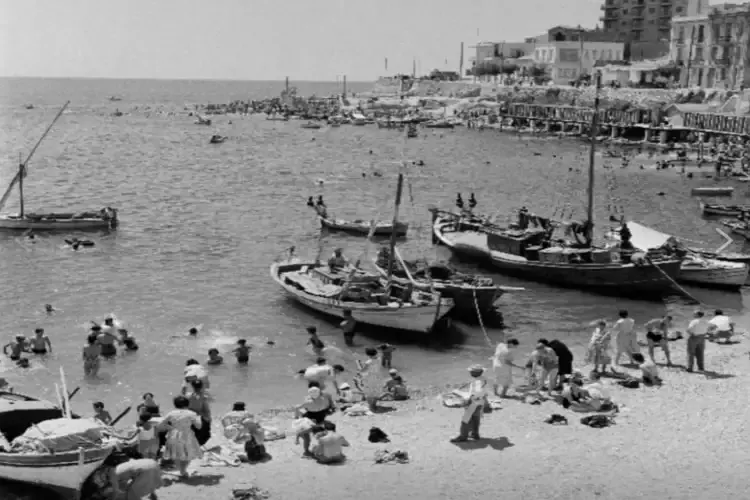 Παλιά φωτογραφία του λιμανιού του Πειραιά, όπου μεγάλωσε ο Καββαδίας