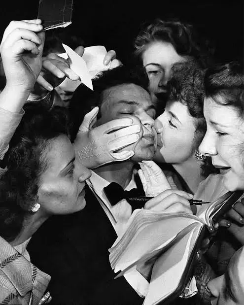 Έφηβες θαυμάστριες περιμένουν τον Frank Sinatra έξω από το Paramount Theatre