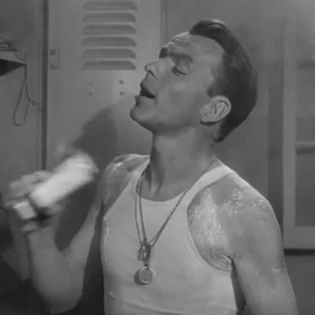 Κάδρο από την ταινία «From Here to Eternity» με τον Frank Sinatra