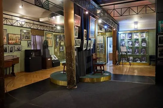 Η αυλαία του Θεάτρου Τέχνης της Μόσχας με το έμβλημα του γλάρου