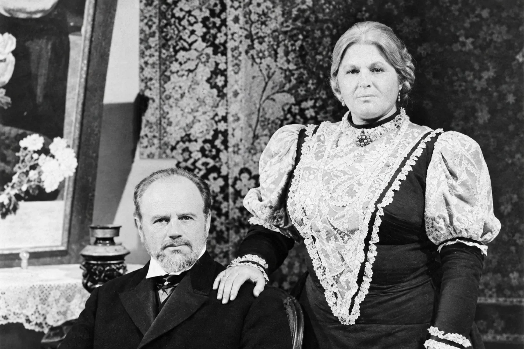 Η Μπέτυ Βαλάση ως Λωξάντρα σε καρέ από την τηλεοπτική σειρά της ΕΡΤ του 1980