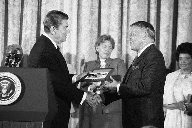 Ο Ronald Reagan απονέμει στον Frank Sinatra το Προεδρικό Μετάλλιο Ελευθερίας
