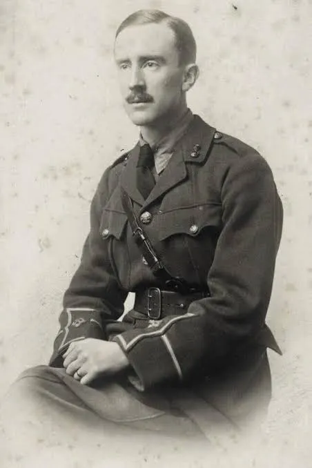 Ο J.R.R. Tolkien με στολή ανθυπολοχαγού το 1916