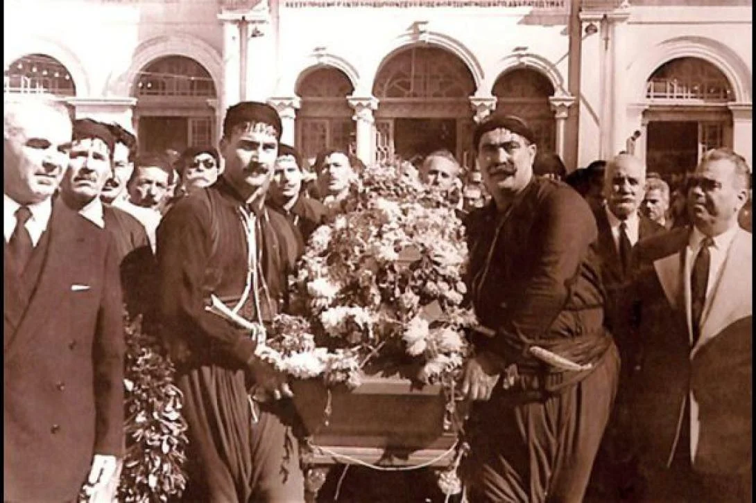 Η πομπή της κηδείας του Νίκου Καζαντζάκη στο Ηράκλειο το 1957