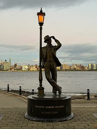 Το πάρκο Frank Sinatra Park στο Hoboken, με θέα το Μανχάταν