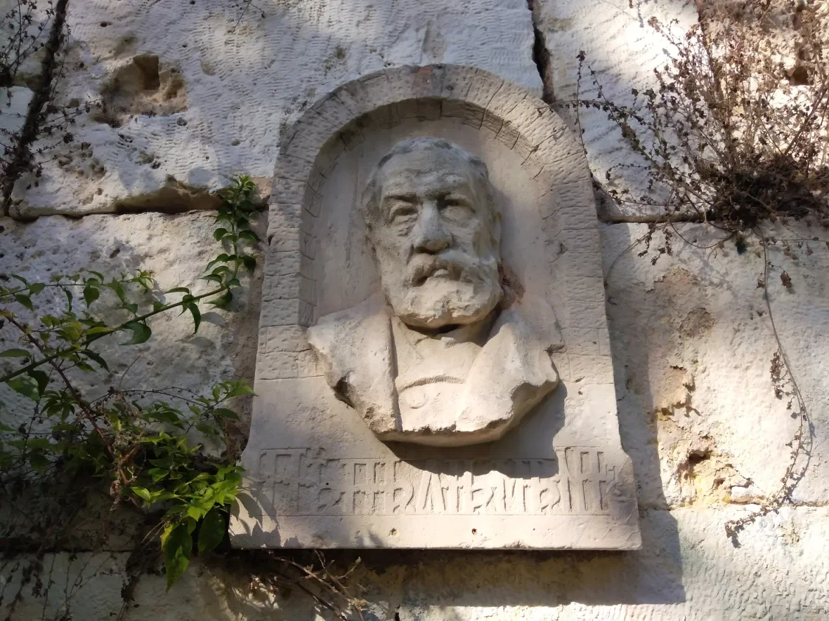 Το ανάγλυφο πορτρέτο του Παπαδιαμάντη στην πλατεία Δεξαμενής στην Αθήνα