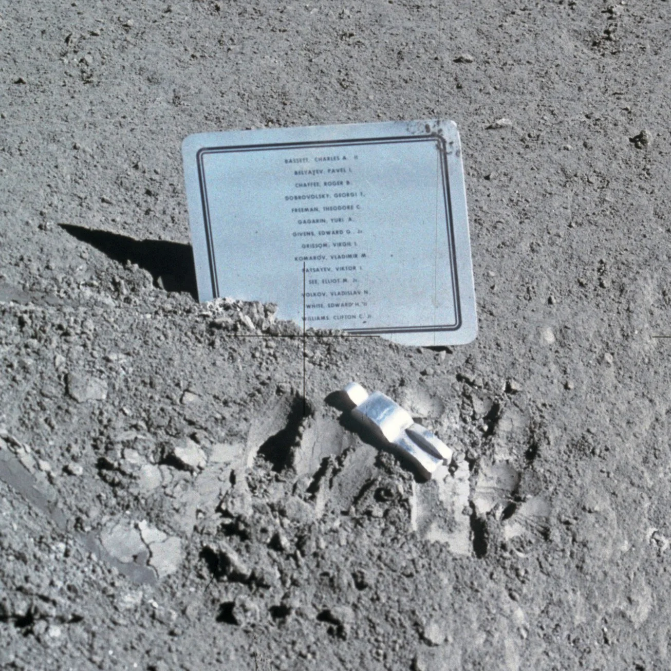 Το μνημείο Fallen Astronaut που άφησε το Apollo 15 στη Σελήνη