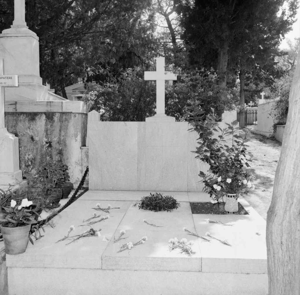 Ο τάφος του Γιώργου Σεφέρη, φωτογραφημένος το 1974 από τον Κώστα Μεγαλοκονόμο. Φωτογραφικά Αρχεία Μουσείου Μπενάκη.