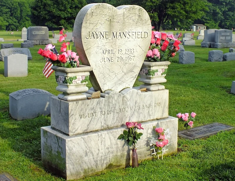 Ο τάφος της Jayne Mansfield με καρδιόσχημη επιτύμβια στήλη και λουλούδια