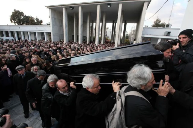 Από την κηδεία του Θόδωρου Αγγελόπουλου στο Α΄ Νεκροταφείο Αθηνών