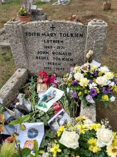 Ο τάφος του J.R.R. Tolkien και της Edith με τα ονόματα Beren και Lúthien