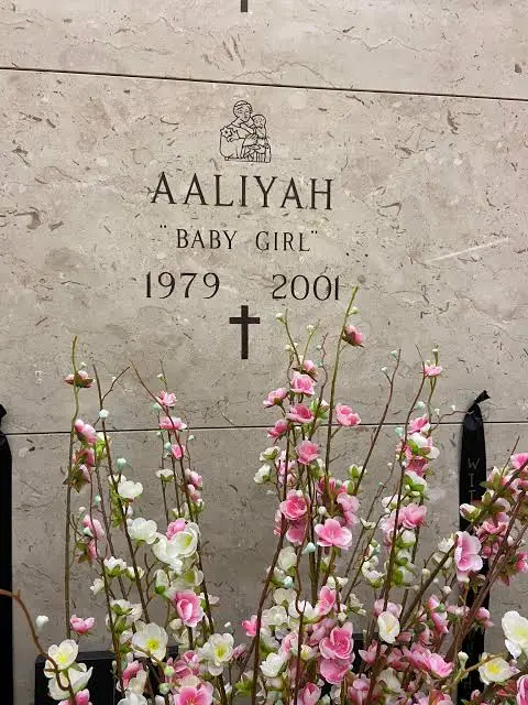 Το μαυσωλείο της Aaliyah στο νεκροταφείο Ferncliff με λουλούδια