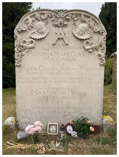 Ο τάφος της Agatha Christie και του Max Mallowan στο προαύλιο της εκκλησίας του St Mary στο Cholsey