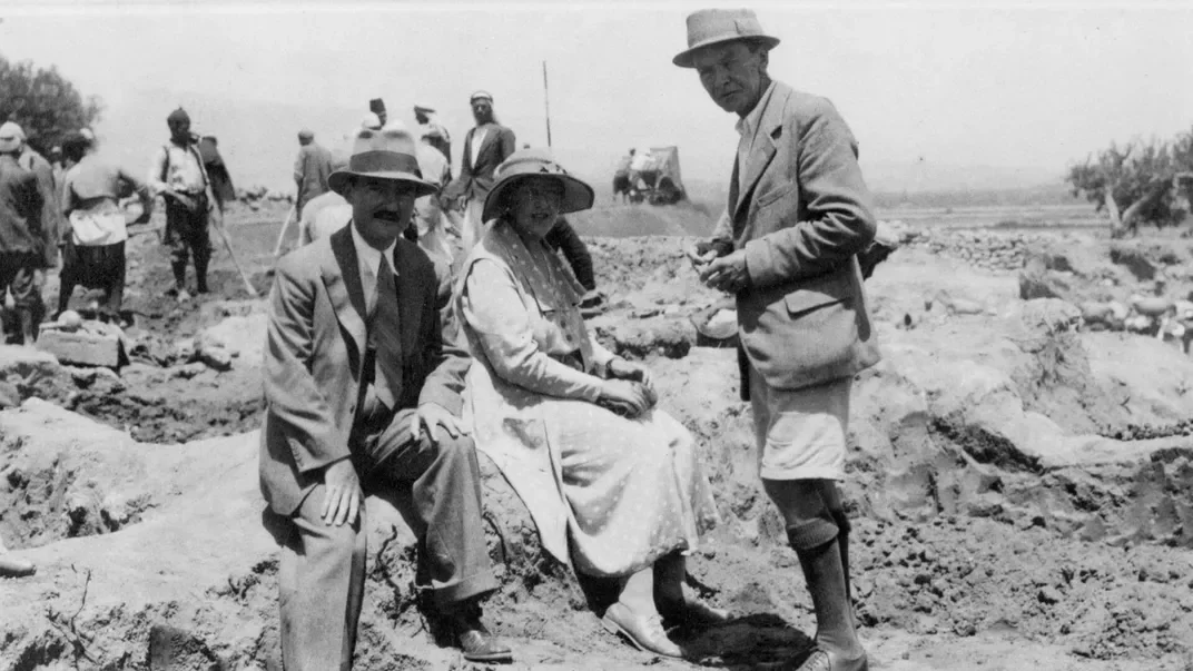 Η Agatha Christie με τον σύζυγό της Max Mallowan σε αρχαιολογική ανασκαφή