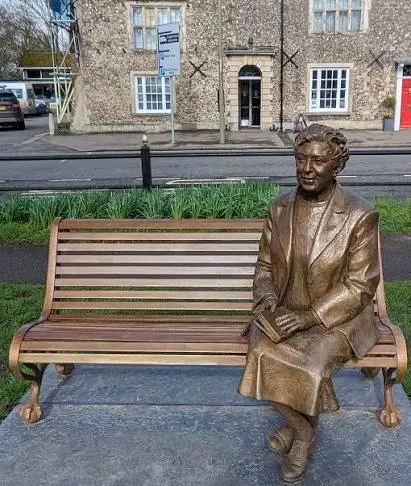 Το μπρούντζινο άγαλμα της Agatha Christie καθισμένης σε παγκάκι με ένα βιβλίο στο Wallingford