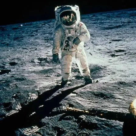 Ο Buzz Aldrin στην επιφάνεια της Σελήνης, με τον Neil Armstrong να καθρεφτίζεται στο γείσο του κράνους του