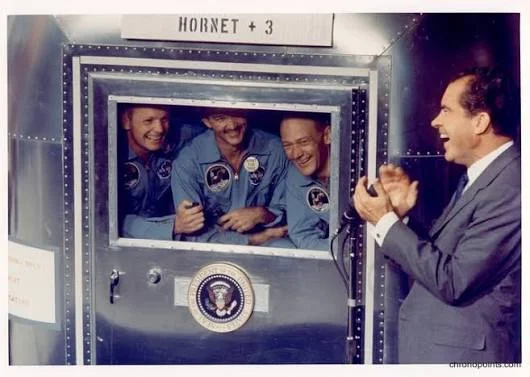 Ο Neil Armstrong, ο Michael Collins και ο Buzz Aldrin στο κινητό εργαστήριο καραντίνας του USS Hornet