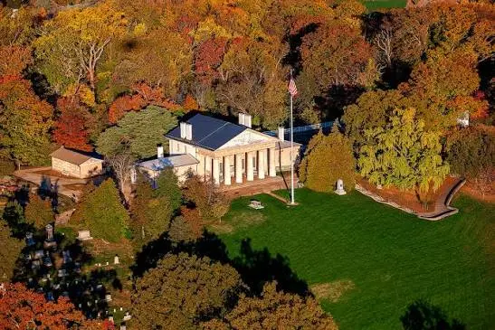 Το Arlington House, το σπίτι των Custis και Lee, πάνω από το νεκροταφείο Arlington