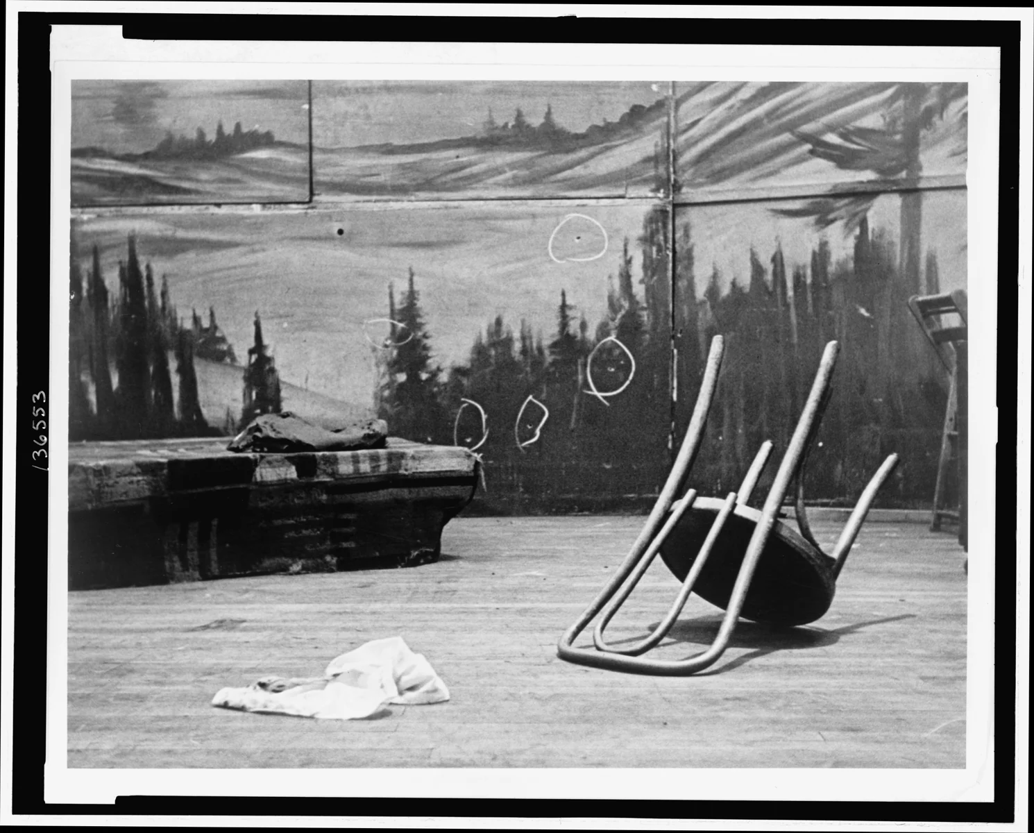 Το εσωτερικό του Audubon Ballroom με σημάδια από πυροβολισμούς πίσω από τη σκηνή.