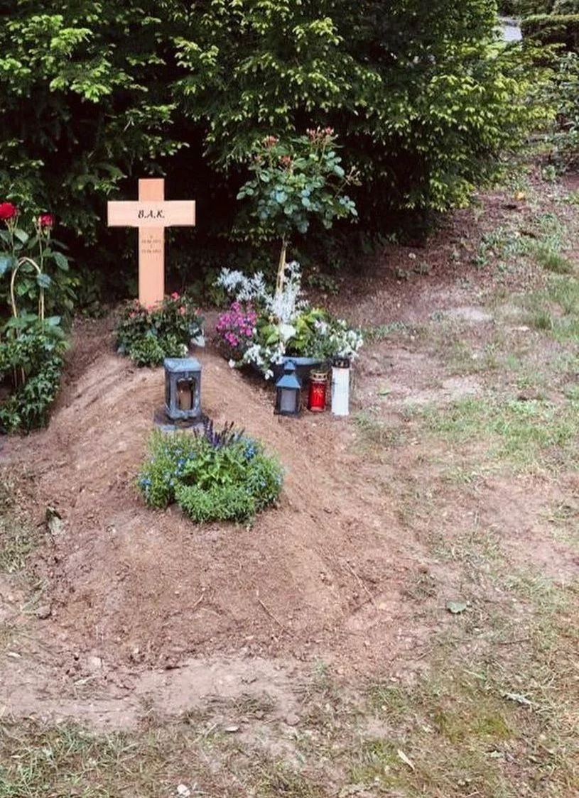Ο τάφος της Barby Kelly στο Nordfriedhof του Ζίγκμπουργκ