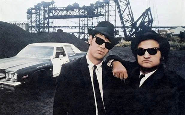 Ο John Belushi και ο Dan Aykroyd ως Jake και Elwood Blues, οι Blues Brothers