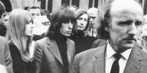 Πενθούντες στην κηδεία του Brian Jones στο Cheltenham, ανάμεσά τους οι Charlie Watts και Bill Wyman.