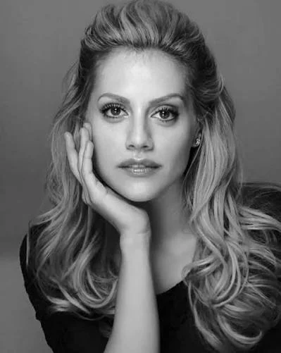 Ασπρόμαυρο φωτογραφικό πορτρέτο της Brittany Murphy