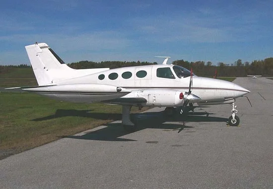 Λευκό δικινητήριο Cessna 402 σταθμευμένο σε διάδρομο αεροδρομίου