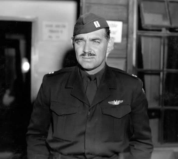 Ο Clark Gable με στολή των Αεροπορικών Δυνάμεων του Στρατού των ΗΠΑ στον Β΄ Παγκόσμιο Πόλεμο