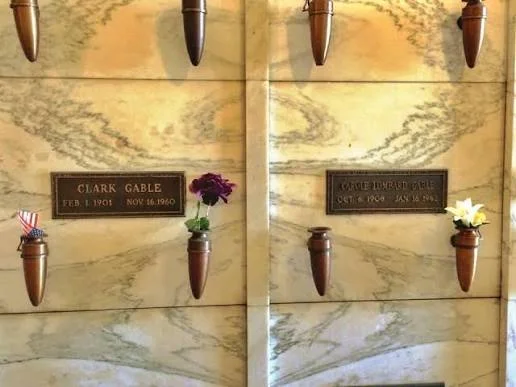 Οι τάφοι του Clark Gable και της Carole Lombard στο Great Mausoleum του Forest Lawn στο Glendale