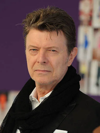 Ο David Bowie σε δημόσια εμφάνιση με σκούρο σακάκι και κασκόλ