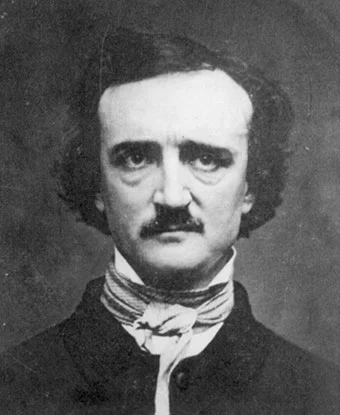 Κοντινό ασπρόμαυρο πορτρέτο του Edgar Allan Poe με μουστάκι, ψηλό μέτωπο και ριγέ λαιμοδέτη