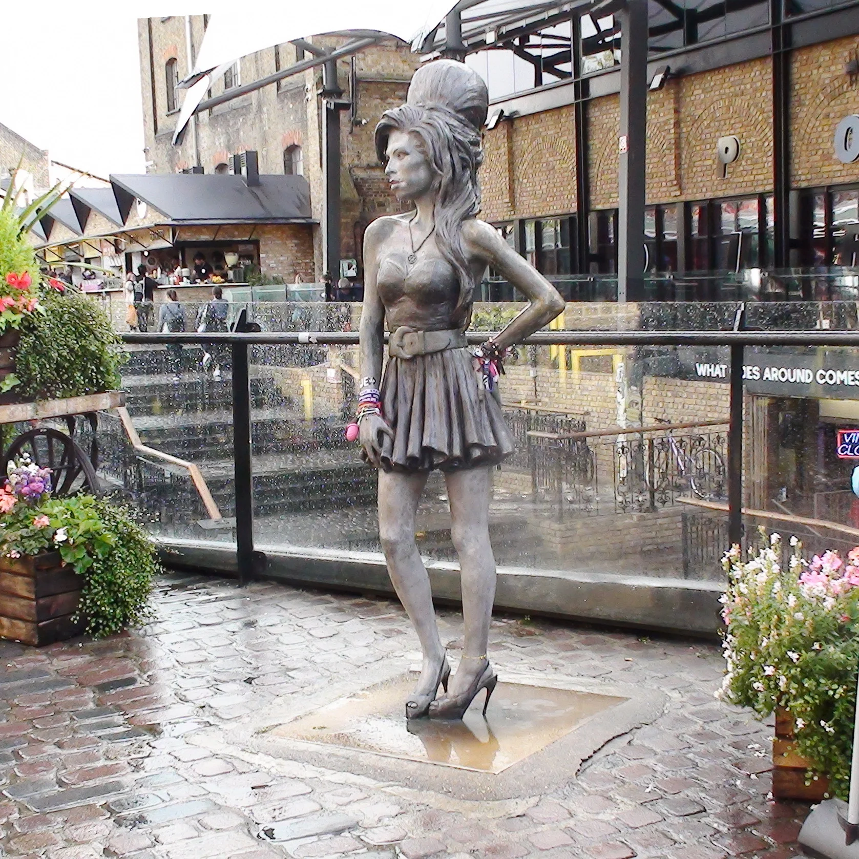 Το άγαλμα της Έιμι Γουάινχαουζ στο Stables Market του Κάμντεν