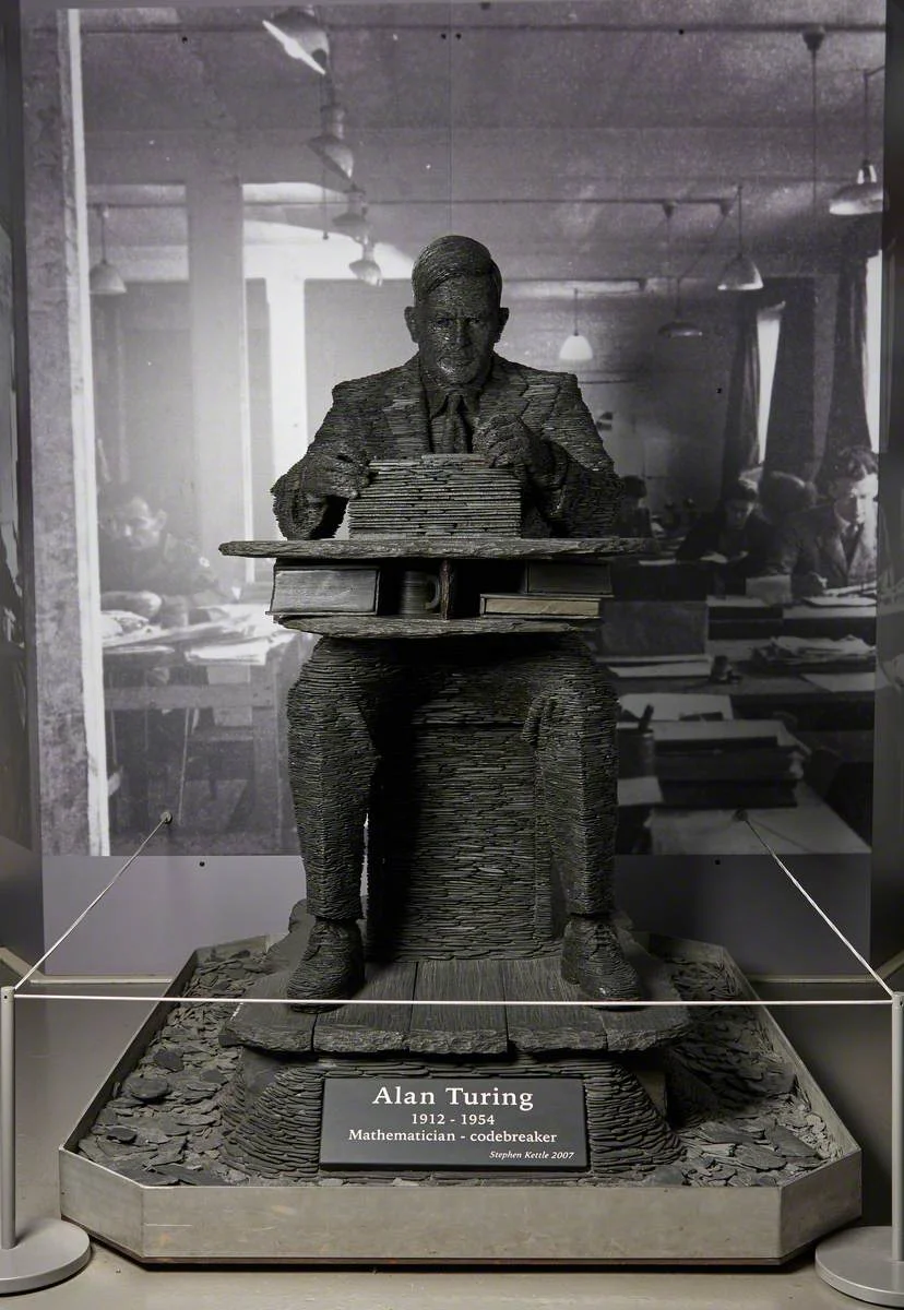 Το άγαλμα του Alan Turing από σχιστόλιθο στο Bletchley Park