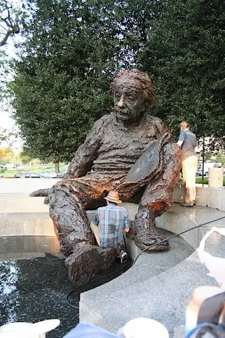 Το χάλκινο άγαλμα του Albert Einstein καθισμένου σε πέτρινο παγκάκι, μπροστά από την National Academy of Sciences στην Ουάσιγκτον