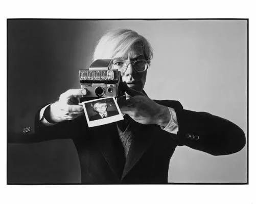 Ο Andy Warhol με κάμερα Polaroid