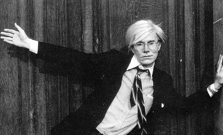 Ο Andy Warhol σε θεατρική πόζα