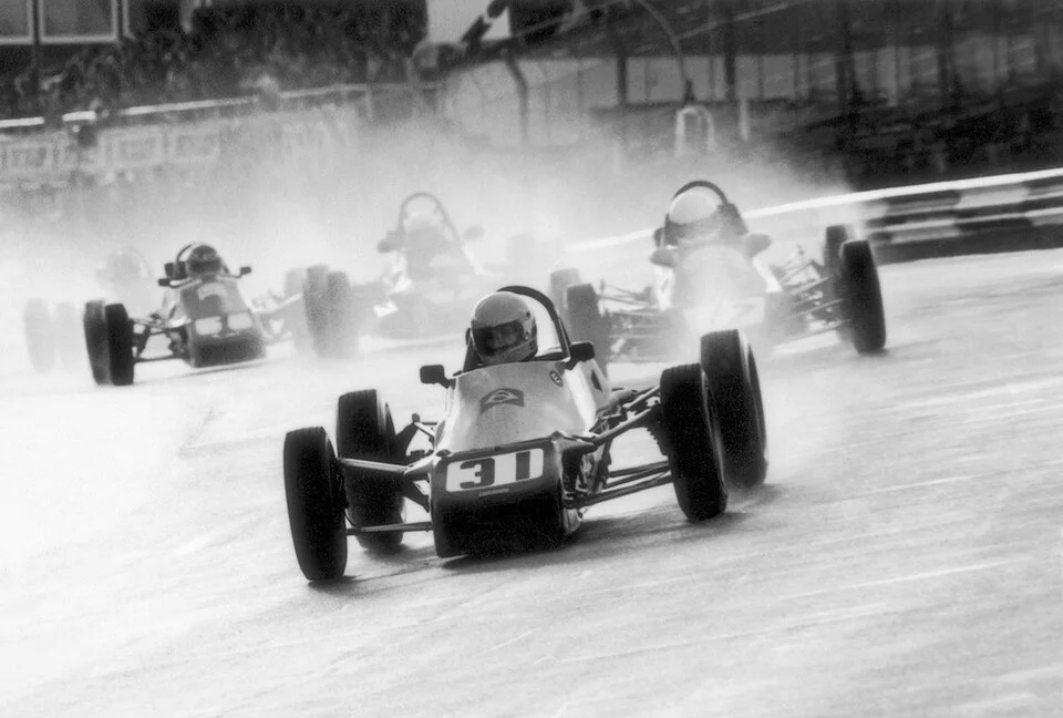 Μονοθέσια Formula Ford σε βρεγμένη πίστα, με τον Σένα μπροστά.