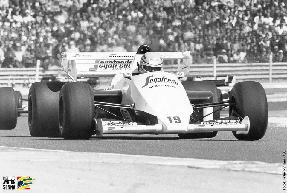 Ο Σένα στο λευκό μονοθέσιο Toleman TG184 με τον αριθμό 19.
