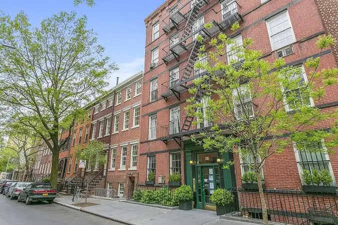 Δρόμος του West Village στο Μανχάταν με παλιά τουβλένια κτίρια και δέντρα, κοντά στη Bethune Street