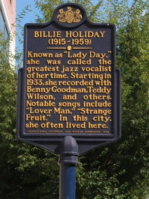 Η ιστορική πινακίδα για τη Billie Holiday στη Lombard Street της Φιλαδέλφειας