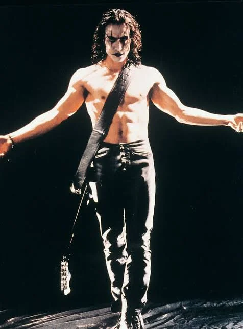 Ο Μπράντον Λι στον ρόλο του Eric Draven στην ταινία «The Crow»