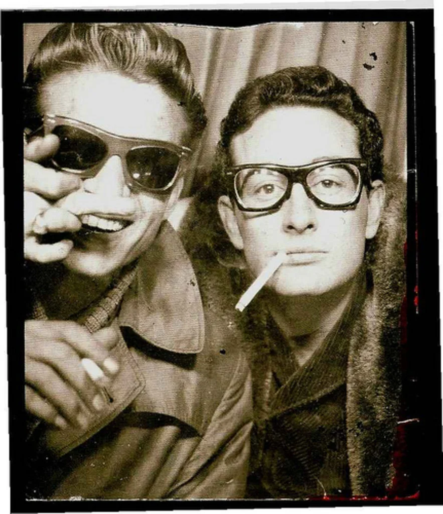 Ο Buddy Holly και ο Waylon Jennings σε φωτογραφίες από φωτογραφικό θάλαμο το 1959