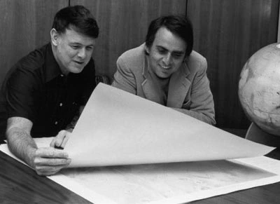 Ο Bruce Murray και ο Carl Sagan μελετούν χάρτη του Άρη το 1976, την περίοδο της αποστολής Viking