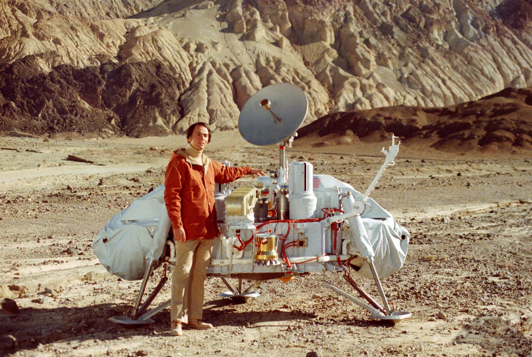 Ο Carl Sagan δίπλα σε μοντέλο προσεδαφιστή Viking, το 1980
