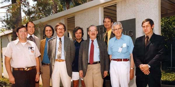 Μέλη της ομάδας απεικόνισης του Voyager, περίπου το 1977. Στα δεξιά διακρίνεται ο Λάρι Σόντερμπλομ