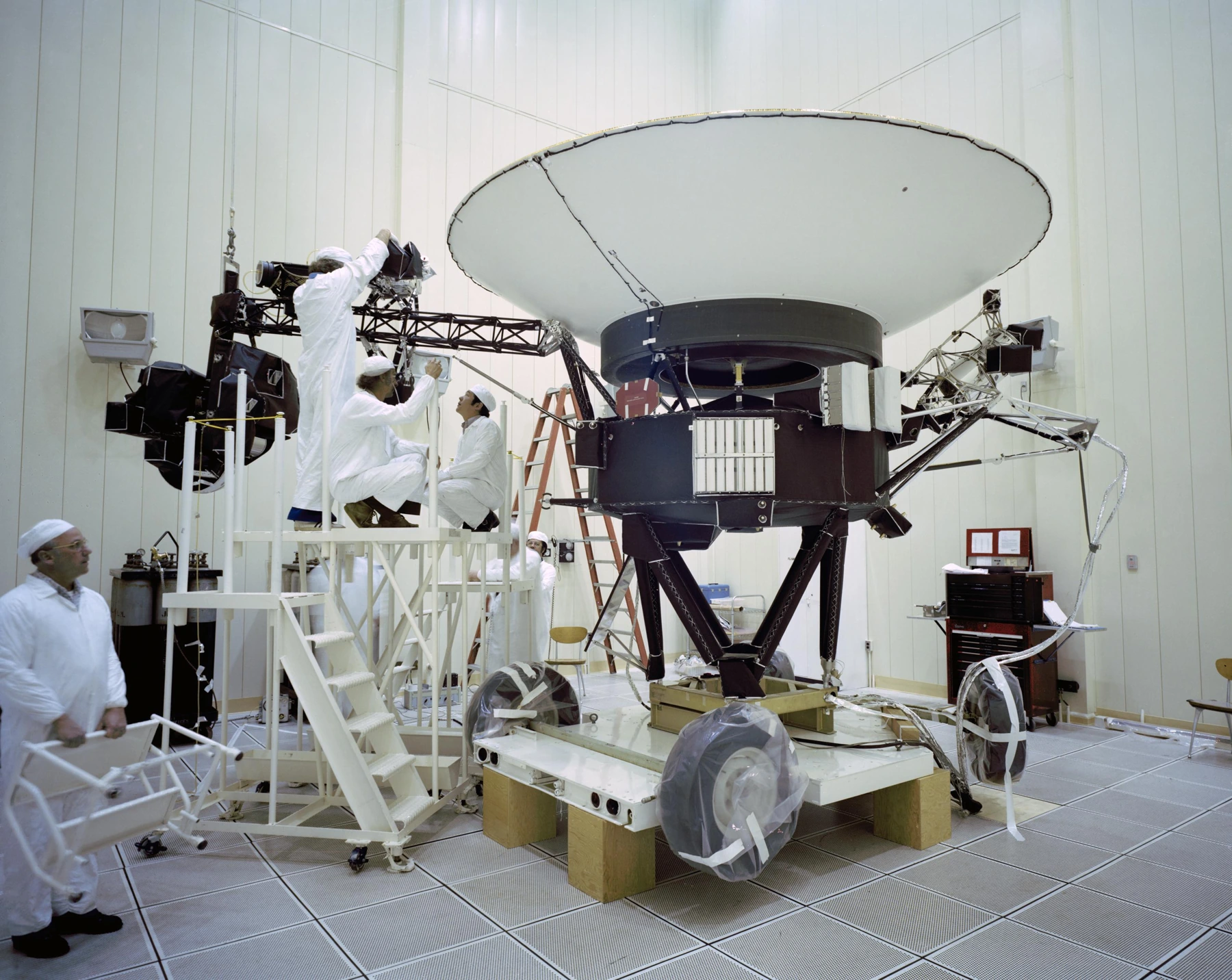 Τεχνικοί εργάζονται στο Voyager 2 στις 23 Μαρτίου 1977, πριν από την εκτόξευσή του