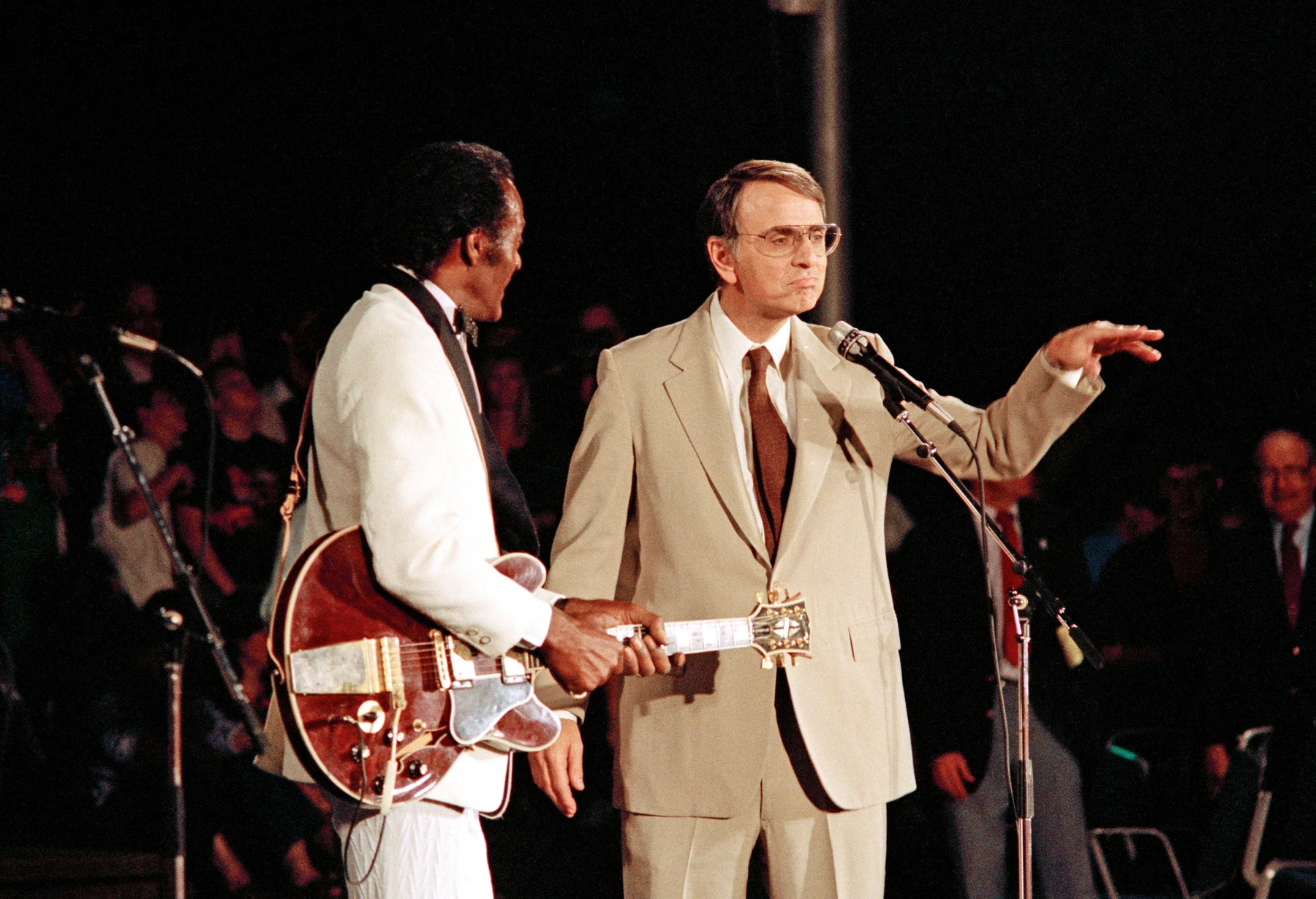 Ο Chuck Berry με τον Carl Sagan στους εορτασμούς για το πέρασμα του Voyager 2 από τον Ποσειδώνα, τον Αύγουστο του 1989
